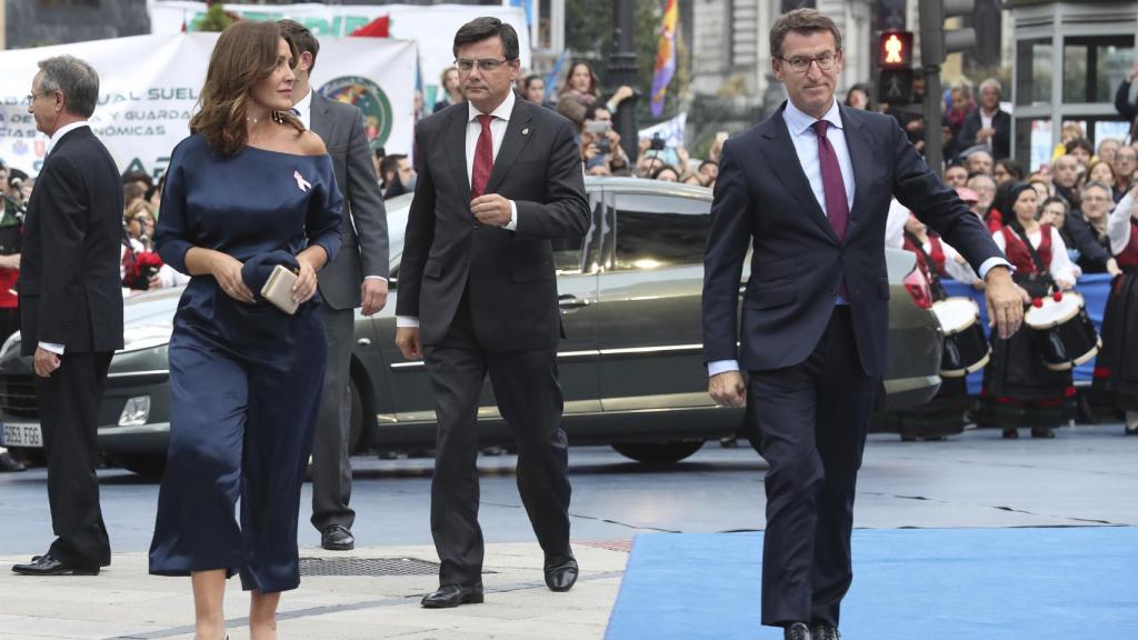 Eva Cárdenas y Alberto Núñez Feijóo en la alfombra azul del Teatro Campoamor de Oviedo.