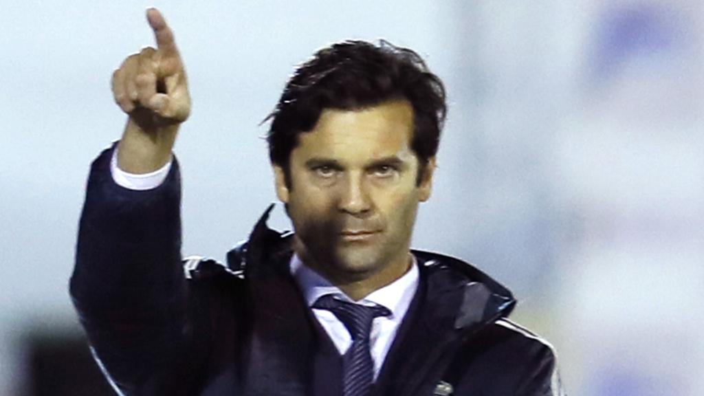 Solari da indicaciones desde el banquillo del Real Madrid