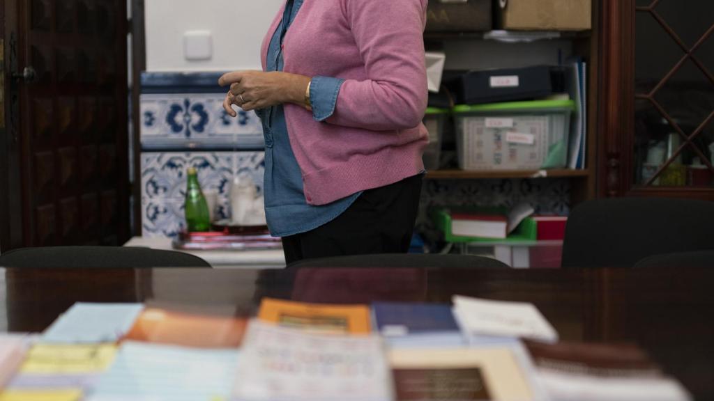 María en la habitación que hace de sala de reuniones de Comedores Compulsivos Anónimos.