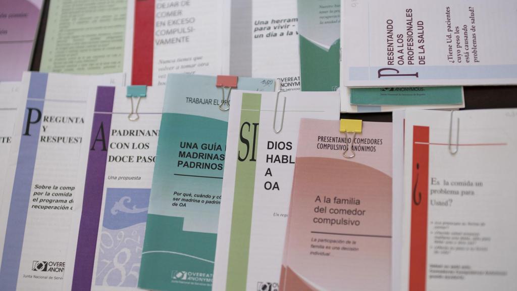 Numerosos folletos que explican características de la enfermedad que tanta gente sufre, pero casi nadie conoce.