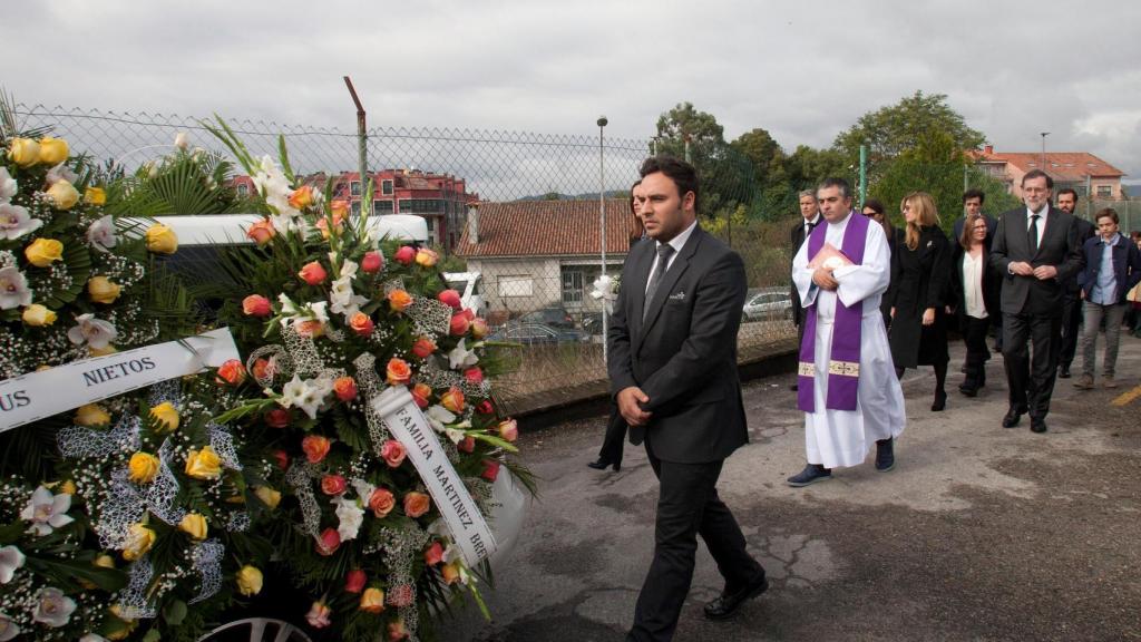 Rajoy sigue el coche fúnebre con los restos mortales de su padre a la salida del tanatorio.