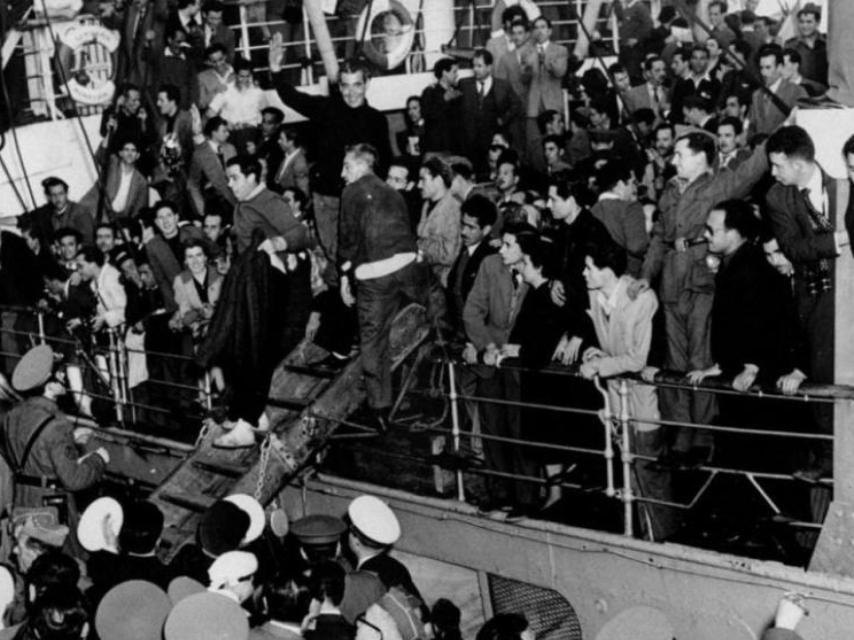 Llegada al puerto de Barcelona del Semiramis. El barco con 286 repatriados de la Unión Soviética a bordo, la mayoría voluntarios de la División Azul, se convierte en uno de los símbolos de la Guerra Civil.