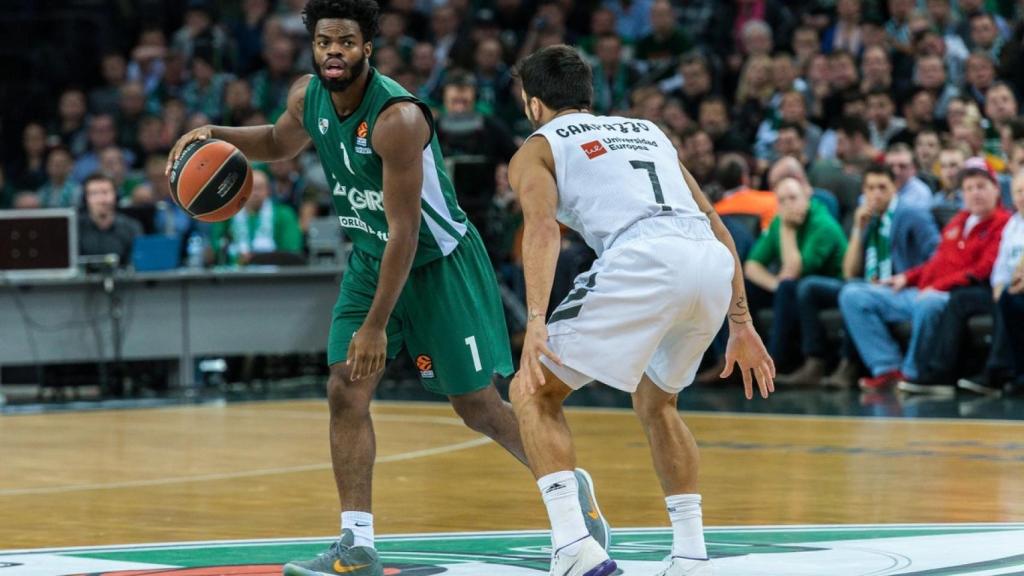 Campazzo defiende al base rival del Zalgiris. Foto: Twitter. (@bczalgiris)