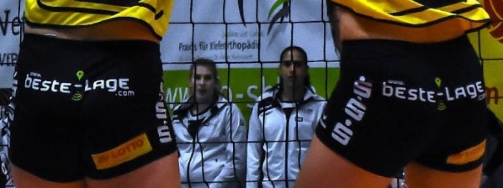 Publicidad en los pantalones cortos de las jugadoras de voleibol