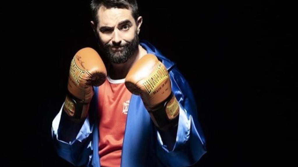 Estudió Periodismo y comenzó dando el tráfico en la radio local.