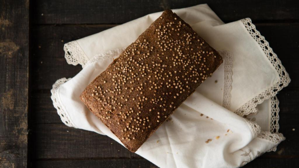 Un trozo de pan de centeno encima de una mesa.
