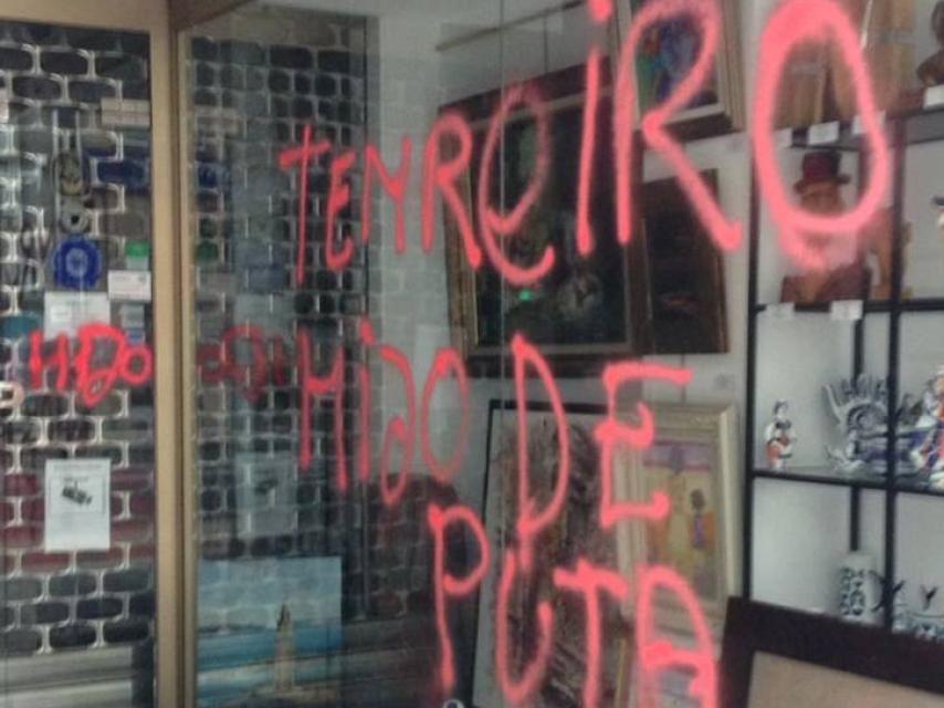 Escaparate de la galería Artby's, en A Coruña, con la pintada contra Tenreiro.
