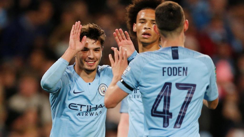 Brahim Díaz celebra un gol con el Manchester City junto a Phil Foden y Sané