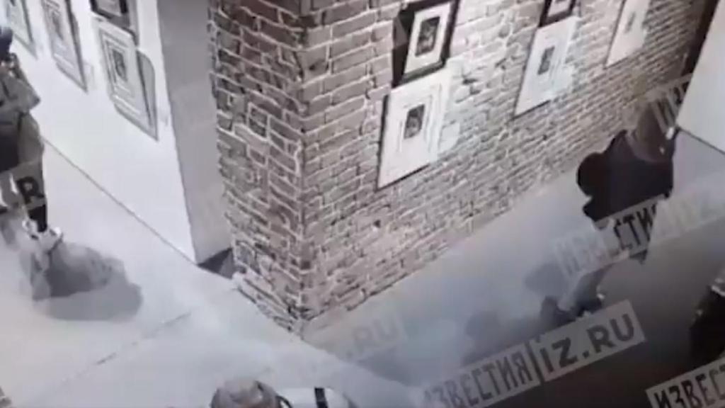 Las cámaras de seguridad del centro grabaron el altercado.