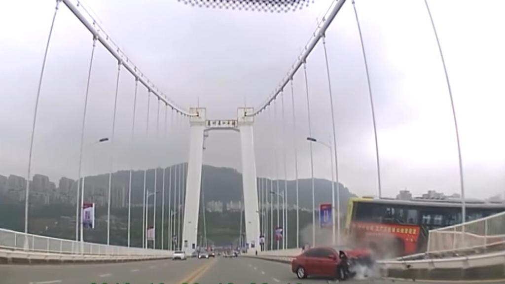 Vídeo: La pelea entre una pasajera y el conductor de un autobús deja 15 muertos en China