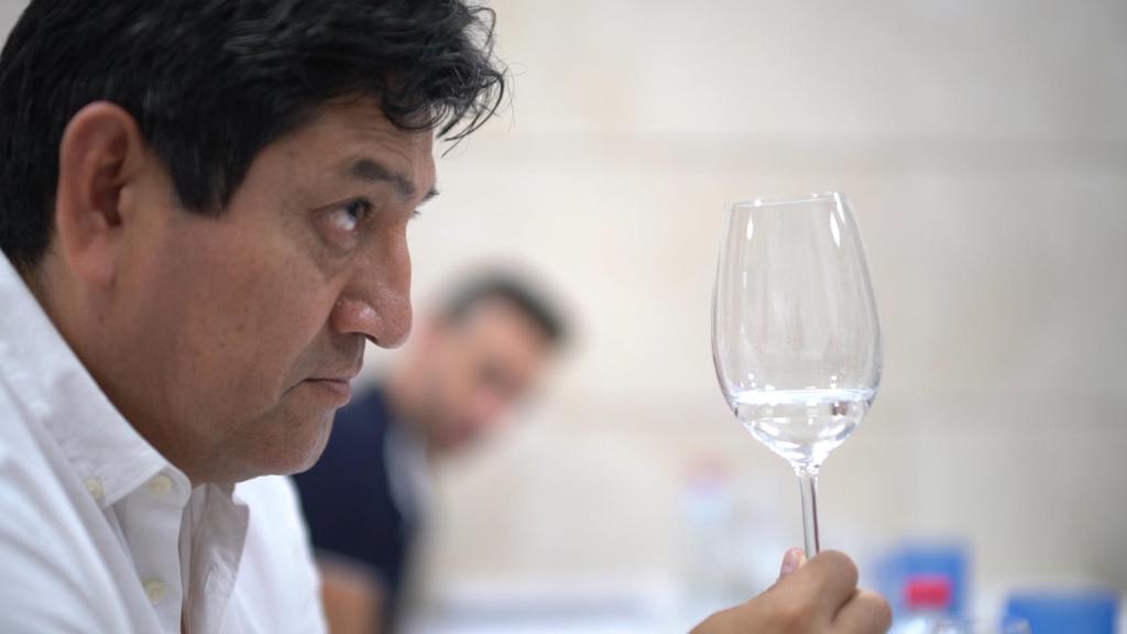 Los alumnos prueban el agua.