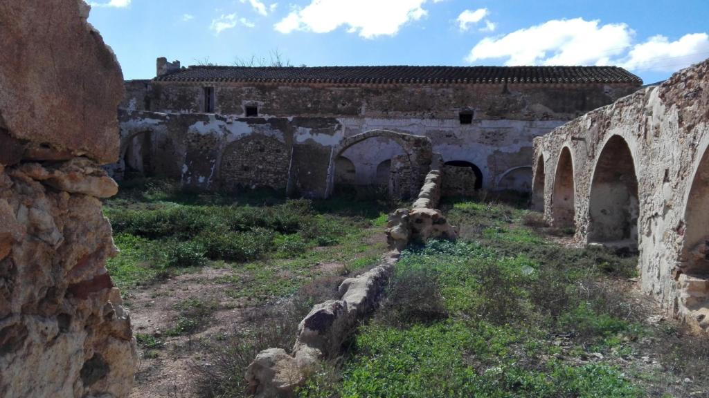 EN la actualidad, el cortijo está en ruinas y nadie asume el coste de su rehabilitación