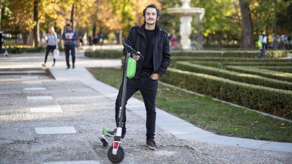 Chema aparta patinetes como un gesto cívico.