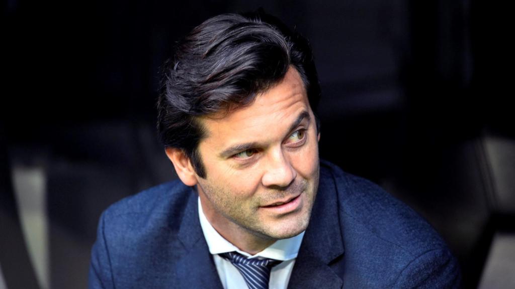 El entrenador del Real Madrid, el argentino Santiago Solari, en el banquillo en el partido ante el Real Valladolid