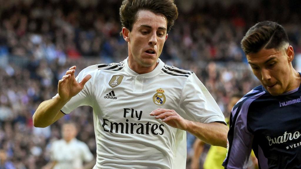 Álvaro Odriozola pelea un balón con el delantero argentino del Real Valladolid Leo Suárez