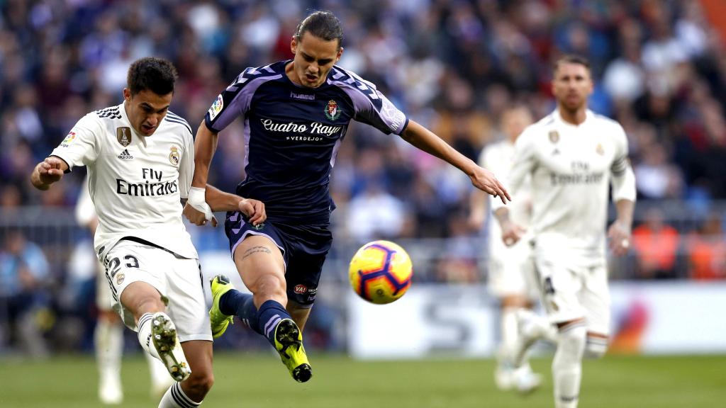Sergio Reguilón pelea un balón con el delantero turco del Real Valladolid Enes Unal