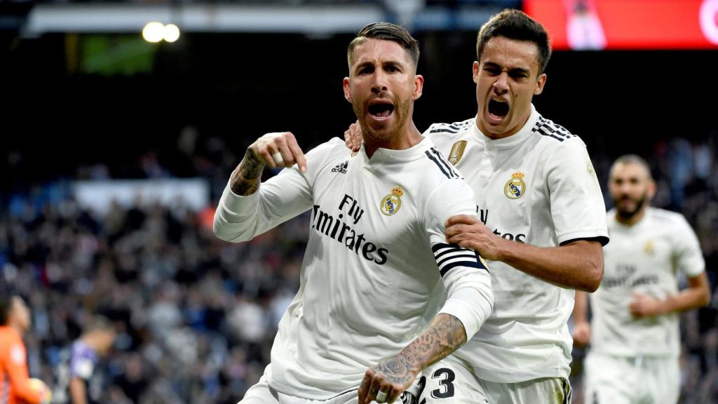 Sergio Ramos (i) celebra con su compañero Sergio Reguilón el segundo gol al Valladolid