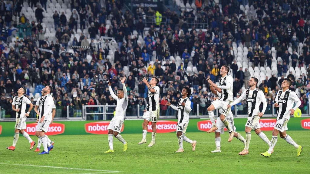 Futbolistas bianconeros saludando a su afición