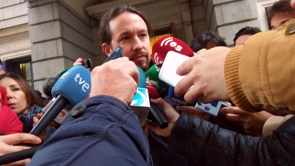 Pablo Iglesias atiende a la prensa en el patio del Congreso.