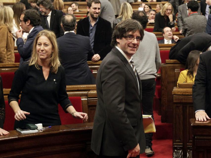 Neus Munté junto a Carles Puigdemont en el Parlament.