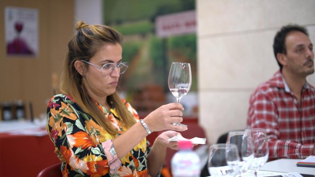 Una de las asistentes a la clase de cata de agua.