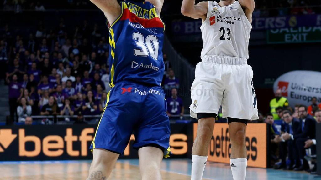 Llull con la mirada en la canasta