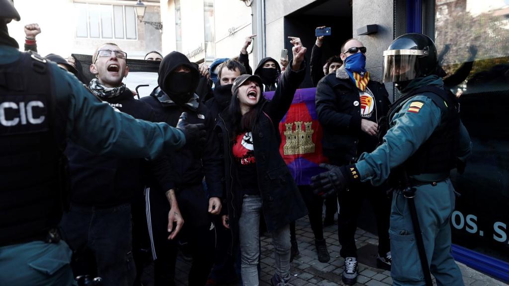 Manifestantes contra el acto de España Ciudadana en Alsasua, este domingo.