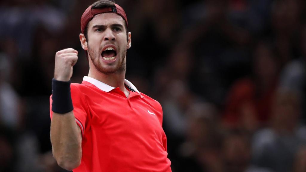 Karen Khachanov celebra su victoria ante Novak Djokovic en el Masters 1000 de París