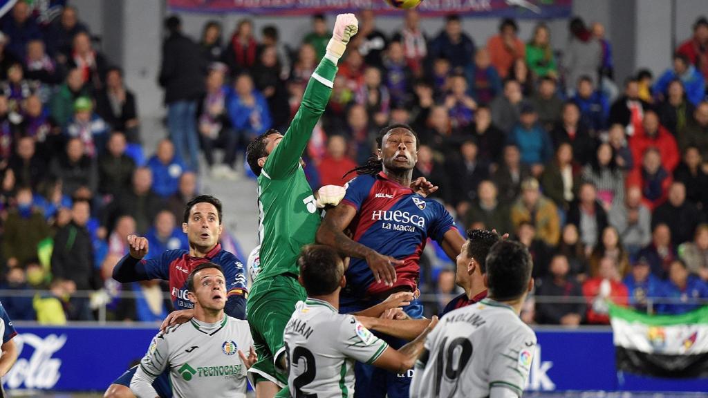 Rubén Semedo intenta rematar un balón con el Huesca