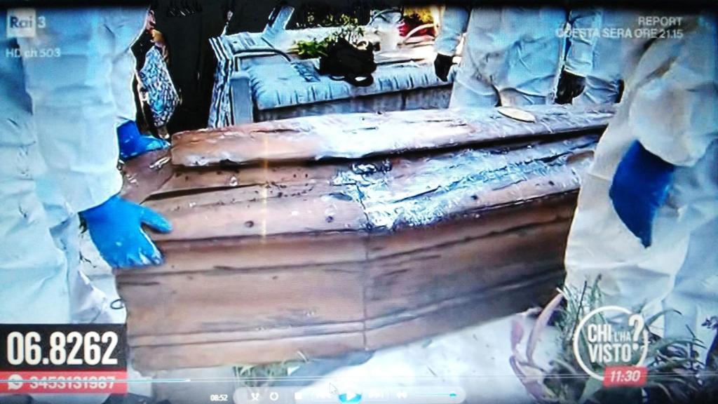 La familia Biondo en la exhumación del cadáver de su hijo.