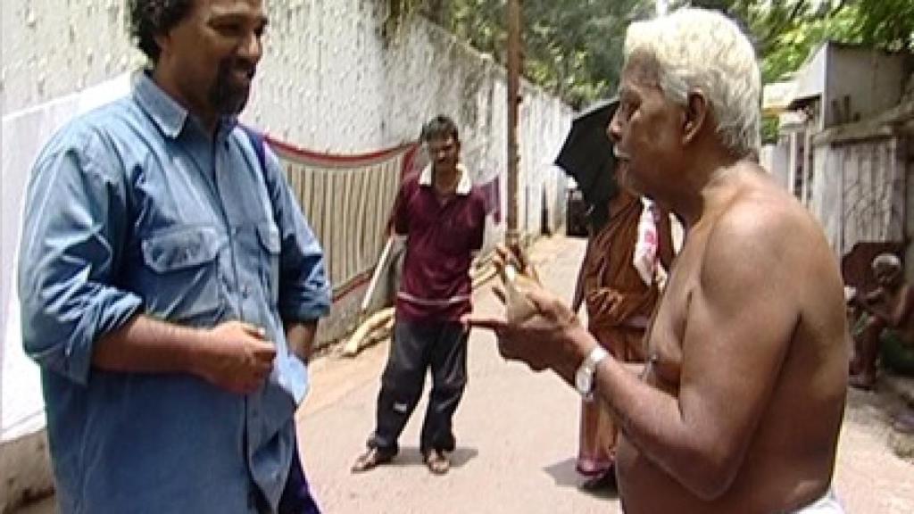 El verdugo Mullick, izq, entrevistado durante un documental