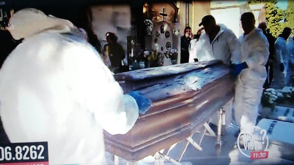 Momento en que exhumaban el cuerpo de Mario Biondo en el cementerio de Sant'Orsola.