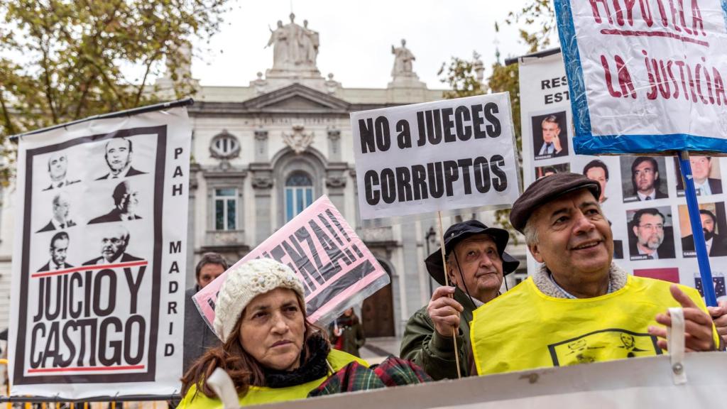 Manifestación en la puerta del Tribunal Supremo durante el pleno de la Sala de lo Contencioso Administrativo.