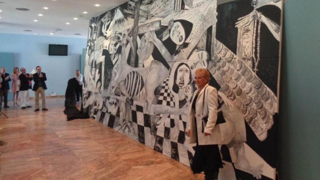 La pintora alicantina Maryla Dabrowska junto a su obra 'Guerra y paz'.