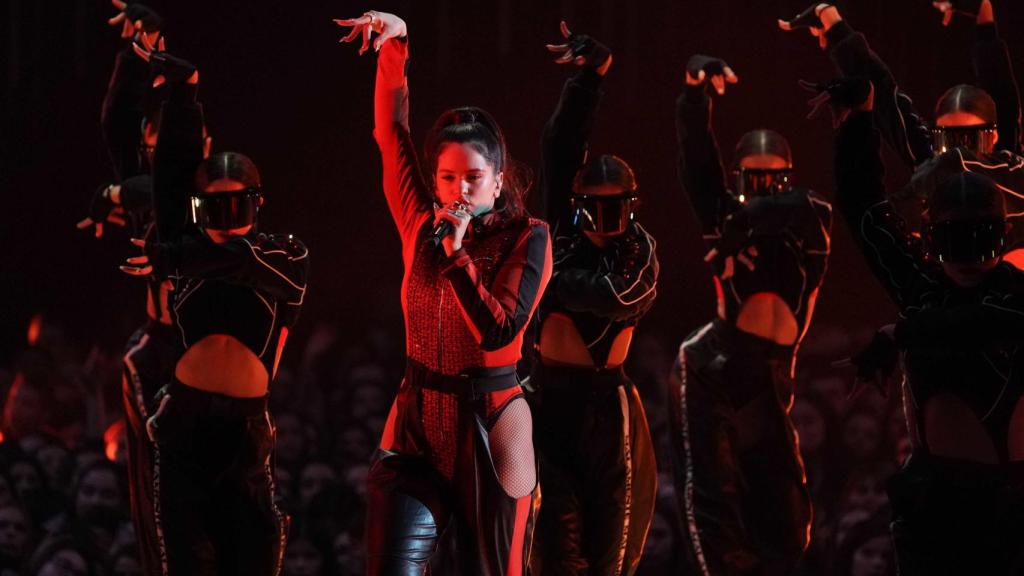 Rosalía durante su actuación en los MTV.