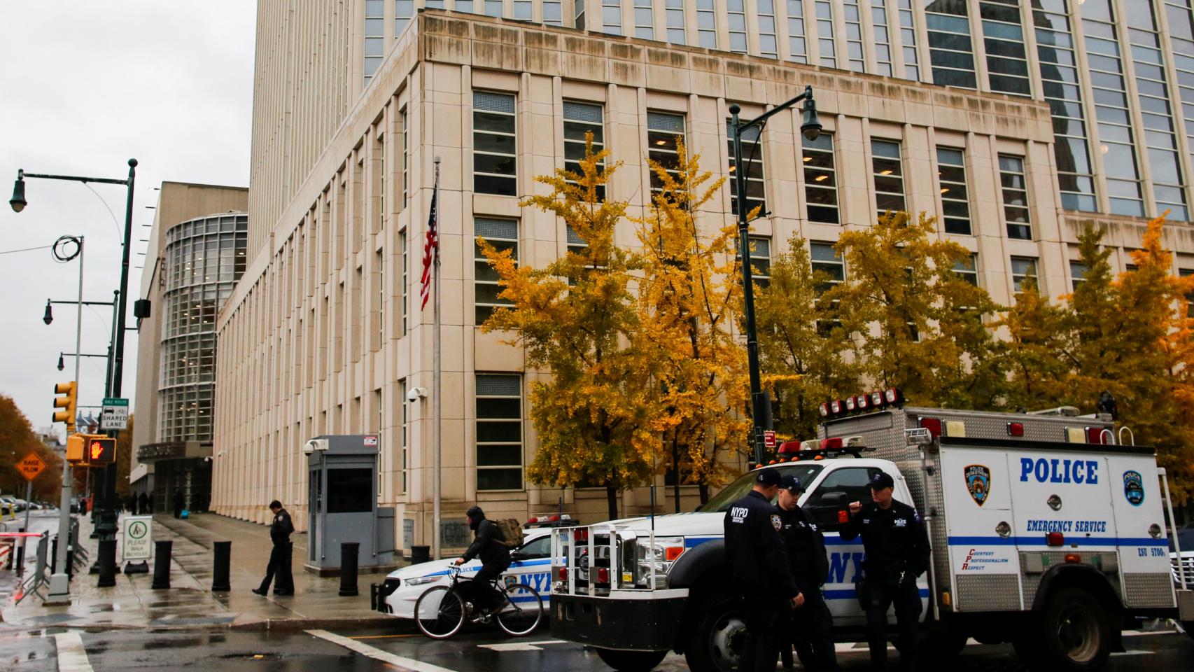 Máxima seguridad en torno al tribunal en Brooklyn, Nueva York, donde se juzga al 'Chapo' Guzmán.