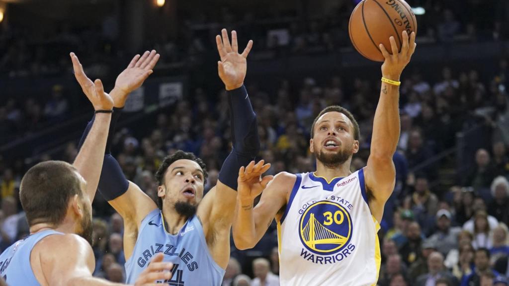Curry volvió a brillar con los Warriors.