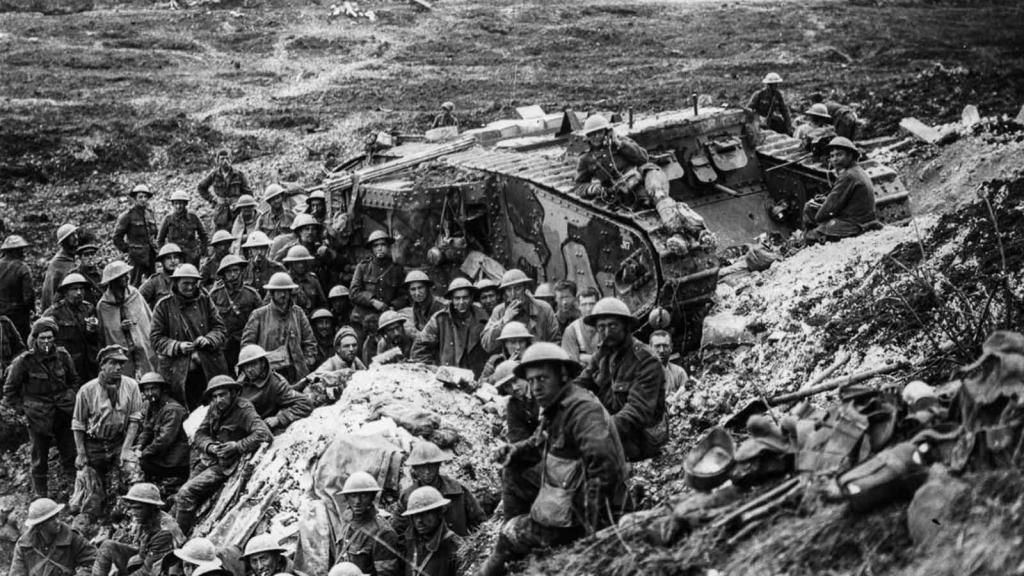 Un grupo de soldados se reúne en torno al Mark I, el primer tanque de la historia.