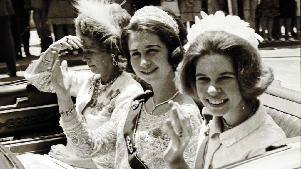 Irene de Grecia junto a su hermana Sofía  y su madre, doña Federica