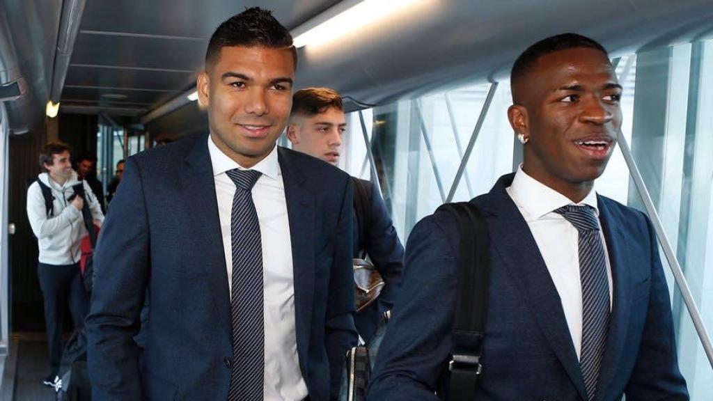 Casemiro y Vinicius saliendo hacia Pilsen. Foto: Twitter (@Casemiro)