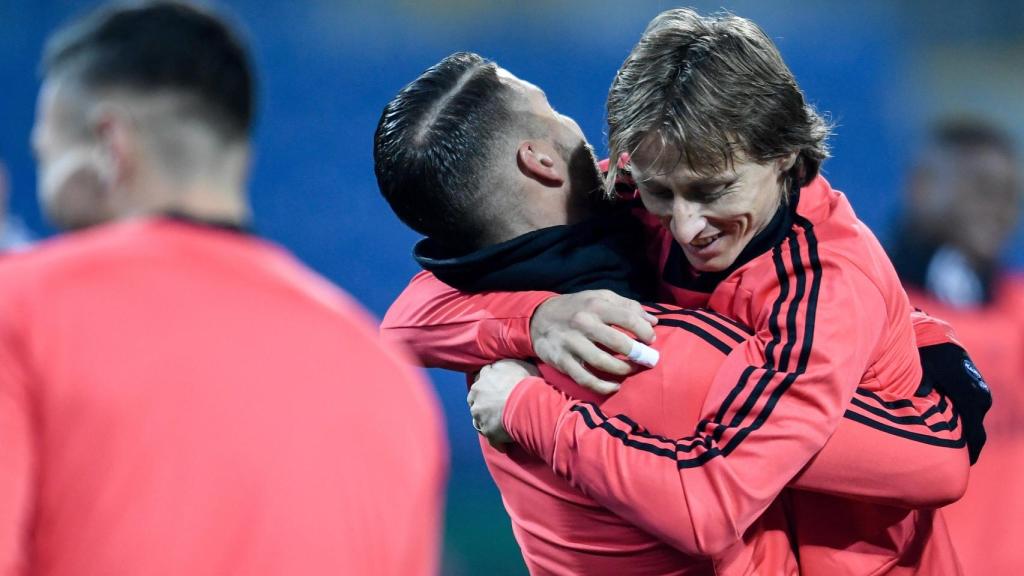 Los jugadores del cuadro blanco fundiéndose en un abrazo