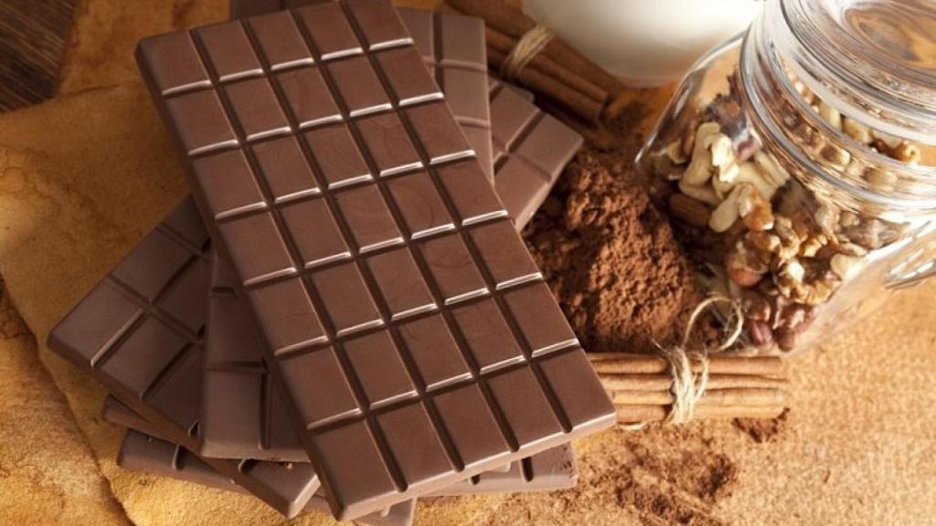 Una tableta de chocolate negro con un 85% de cacao.