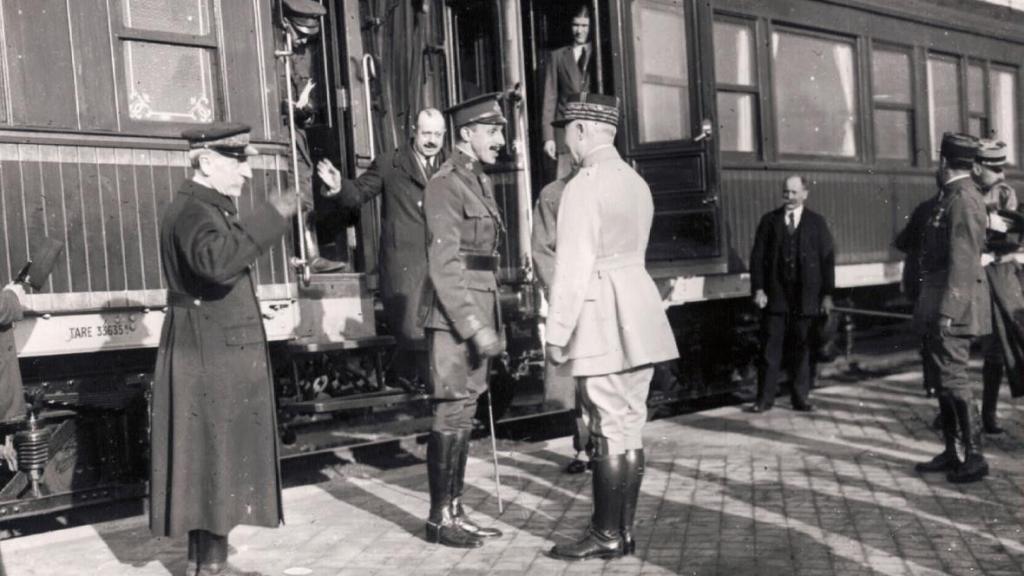 Alfonso XIII recibido por el mariscal Philippe Pétain en la estación de Verdún, 22 de octubre de 1919.
