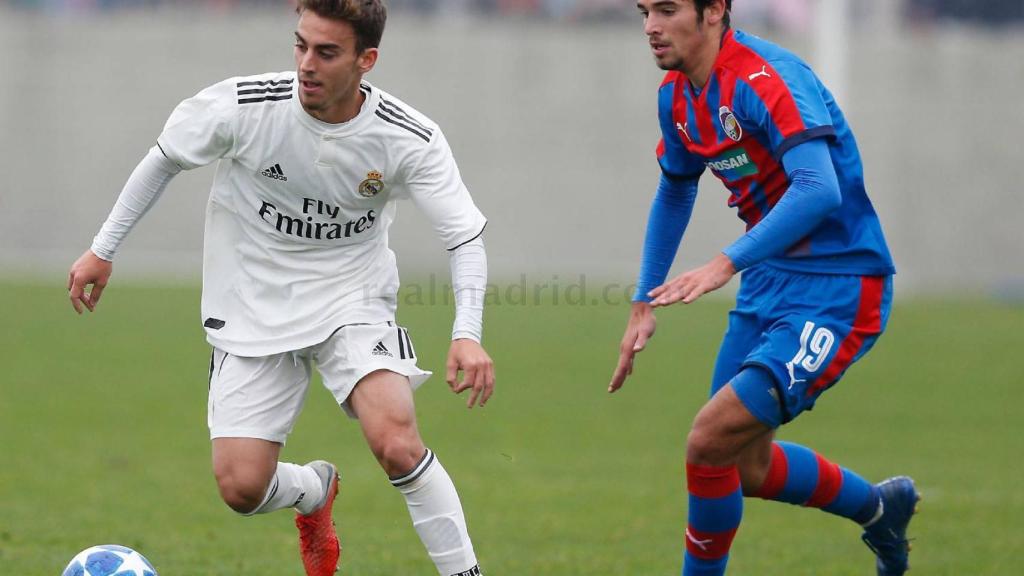 Alberto regateando a un rival