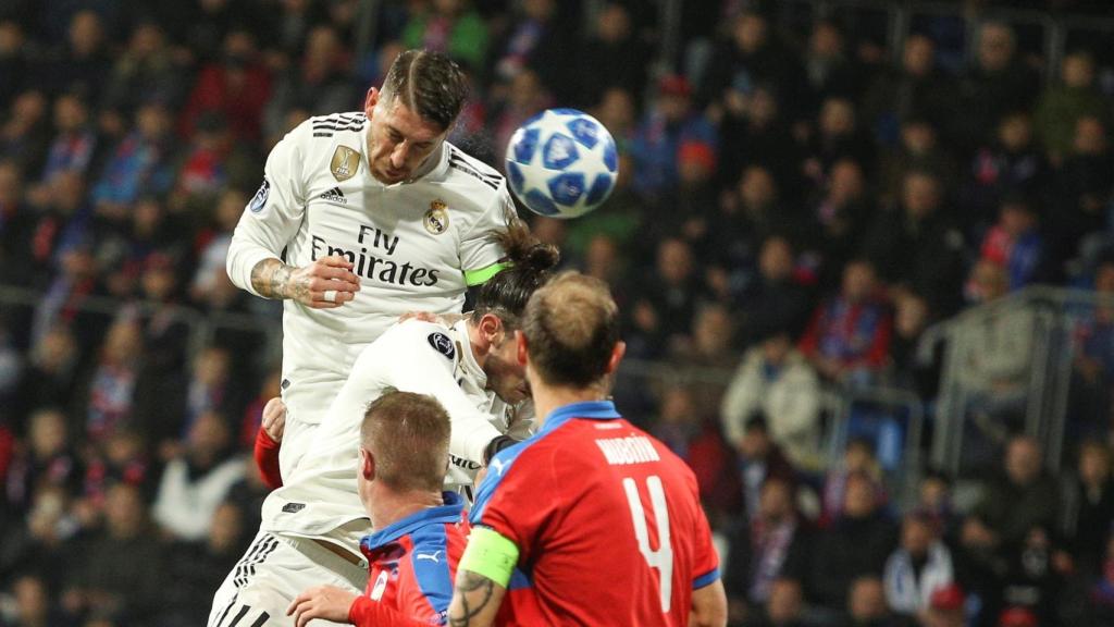 Sergio Ramos remata de cabeza un balón aéreo