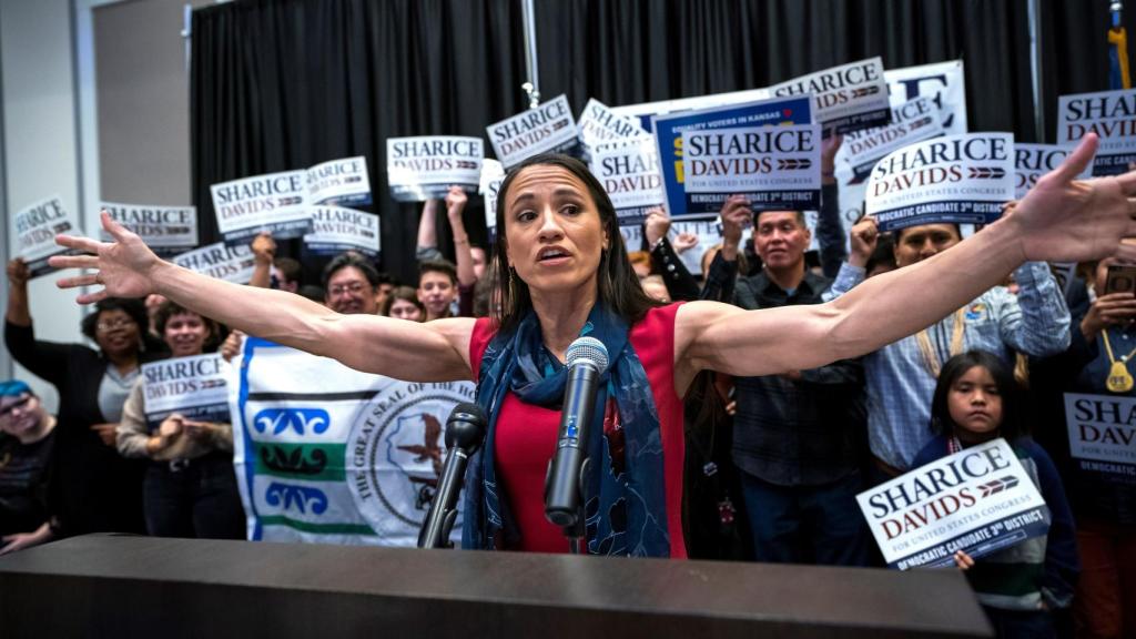 Sharice Davids, de Kansas, hizo historia de distintas maneras. Primero al dejar en el camino por la lucha del Tercer Distrito de Kansas a Yoder, quien había cumplido cuatro mandatos en el Congreso. exluchadora de arte marcial mixta y abogada, es la primera mujer nativa americana junto a Deb Haaland y la primera lesbiana elegida para el Congreso. /Efe
