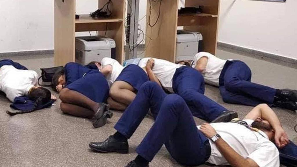 Los tripulantes de Ryanair en el aeropuerto de Málaga.