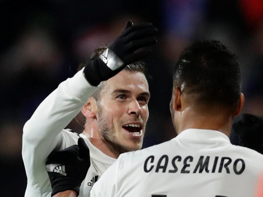 Bale celebra con Casemiro el gol del centrocampista brasileño