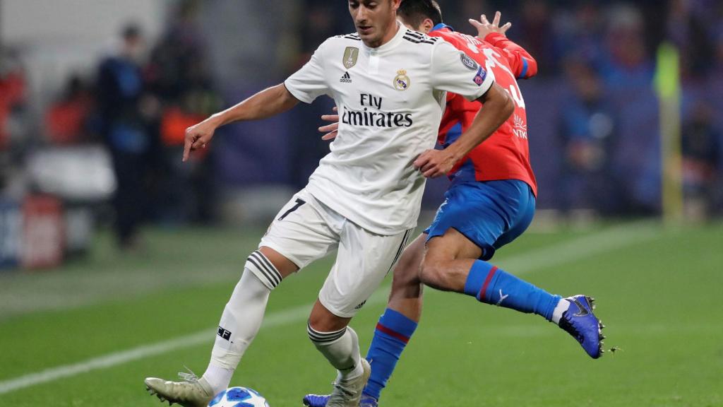 Lucas Vázquez, presionado por un jugador del Viktoria Pilsen