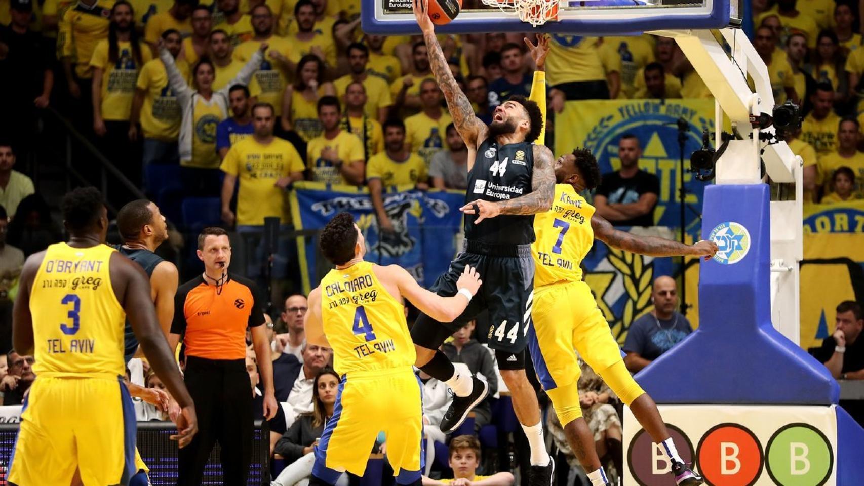 Taylor intenta una canasta ante el Maccabi. Foto: Twitter. (@EuroLeague)